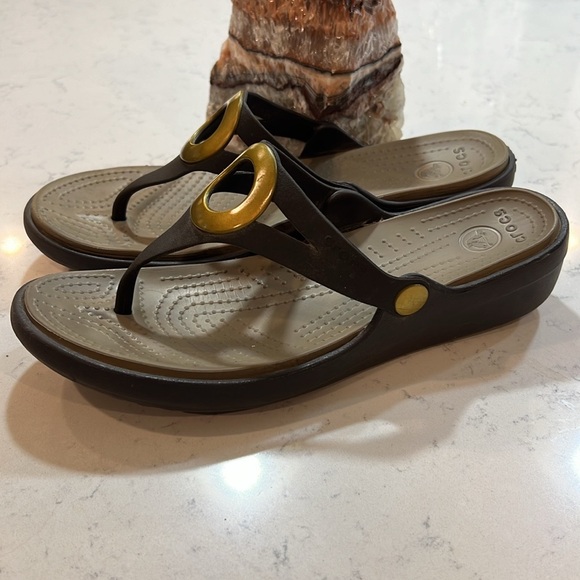 Crocs Sandals Women's Sanrah Gold Beveled Circle Casual Flip Flops Size 9 - Picture 5 of 13